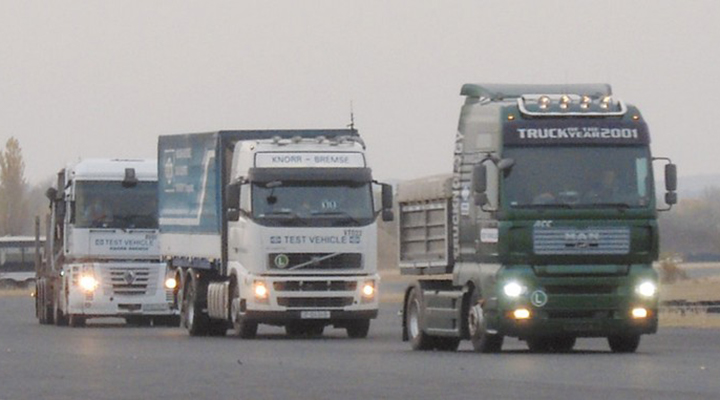Közúti szállítás kötelékbe szervezett járművekkel