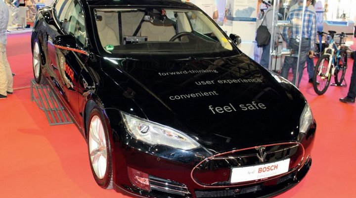 Tesla– Bosch önvezető autó