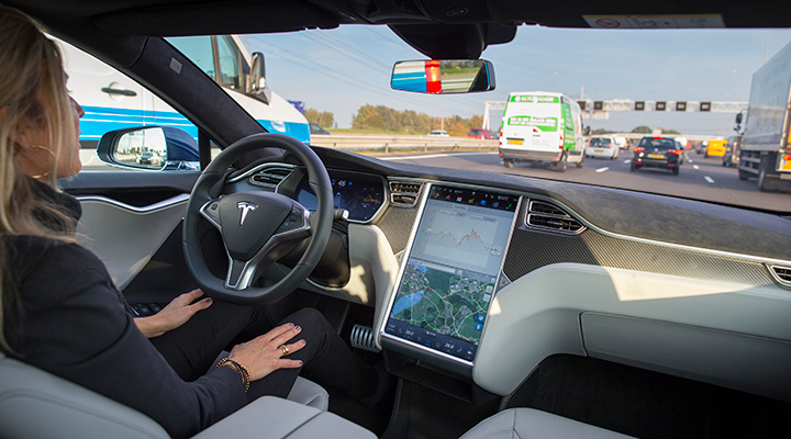 Túl az egymilliárd önvezetett mérföldön a Tesla autói