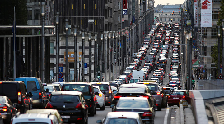 Az autóipar irreálisnak tartja a CO2-kibocsátási célt