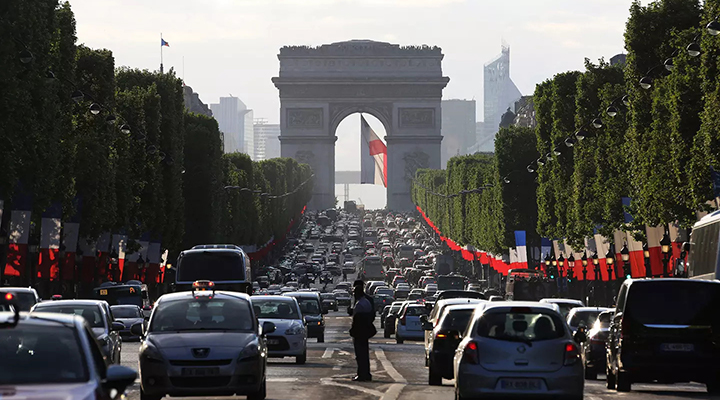 Párizs belvárosából kitiltás, új gépkocsira 4000 euro kedvezmény
