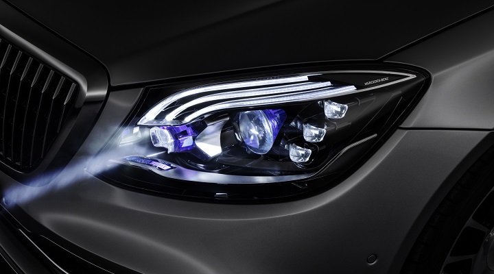 Digitális fényvető a luxus-Mercedesben