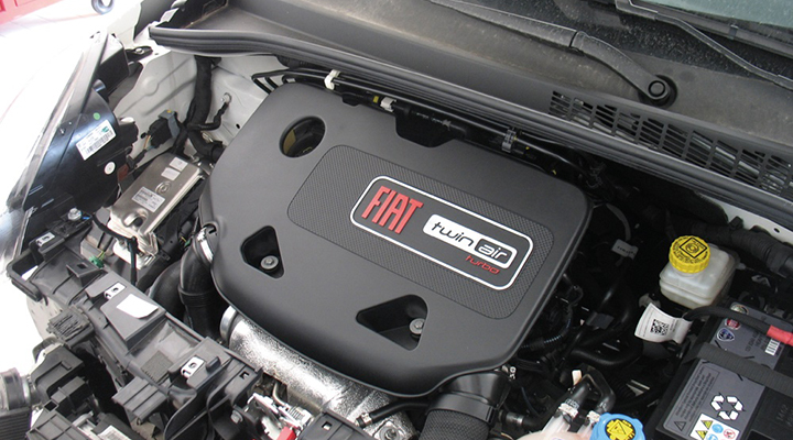 Hidegben világító „Check Engine” egy Fiat 500-ban