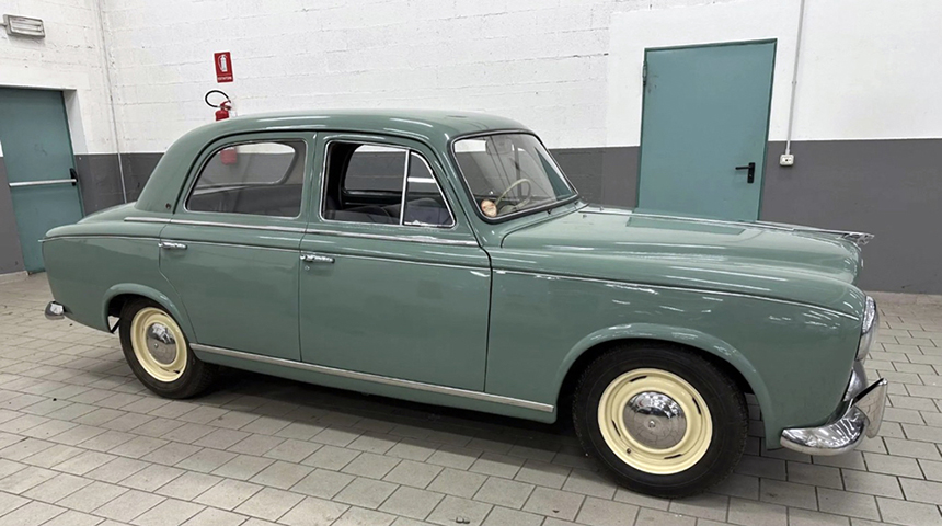 Z&ouml;ld legenda a filmv&aacute;szonr&oacute;l: a Ferrari c&iacute;mű film Peugeot 403-asa