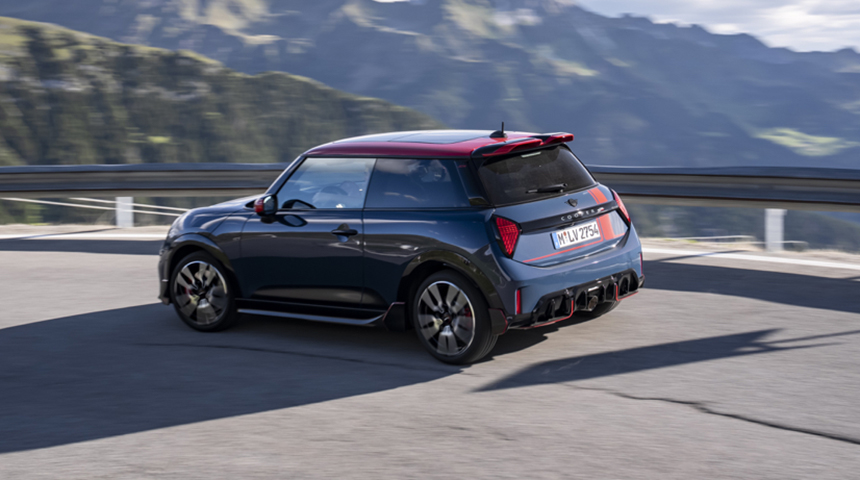 Motorsport ihlette: MINI John Cooper Works, az eredeti tartoz&eacute;kokkal
