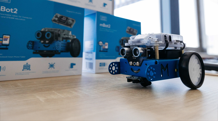 A j&ouml;vő m&eacute;rn&ouml;keinek &eacute;p&iacute;t p&aacute;ly&aacute;t a Knorr-Bremse Budapest robotikai programja