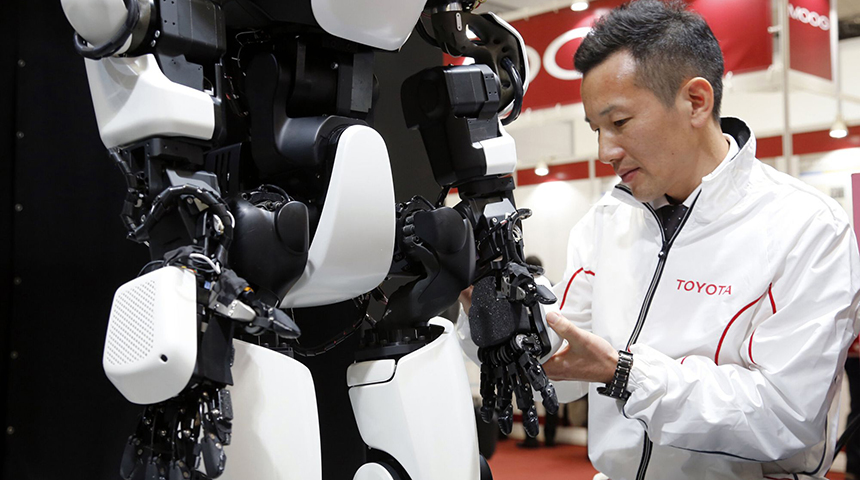 Robotokat &aacute;ll&iacute;t a fut&oacute;szalagok mell&eacute; a Toyota, a k&ouml;lts&eacute;gek mellbev&aacute;g&oacute;ak 