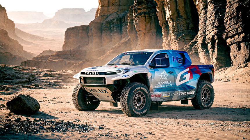 A Toyota bemutatta a 2027-es Dakar-rali hidrog&eacute;nnel &uuml;zemelő Hilux&aacute;t